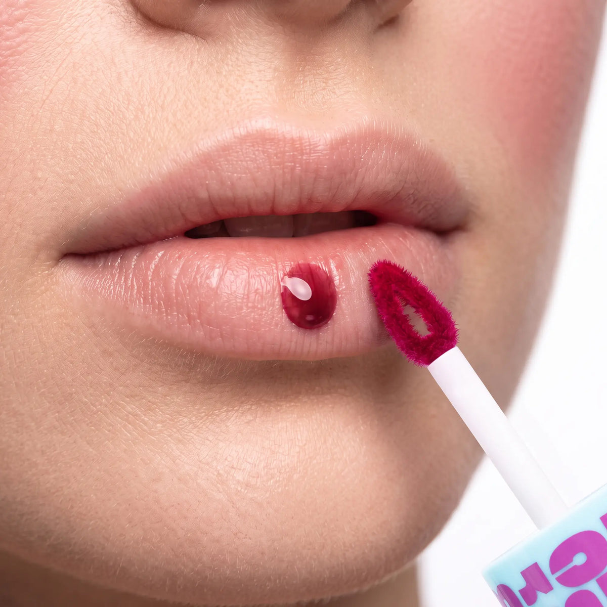 {"type":"root","children":[{"type":"heading","level":4,"children":[{"type":"text","value":"1. Apply to Lips or Cheeks"}]}]}